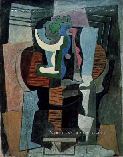 Compotier et bouteille sur une table 1920 cubisme Pablo Picasso Peintures à l'huile
